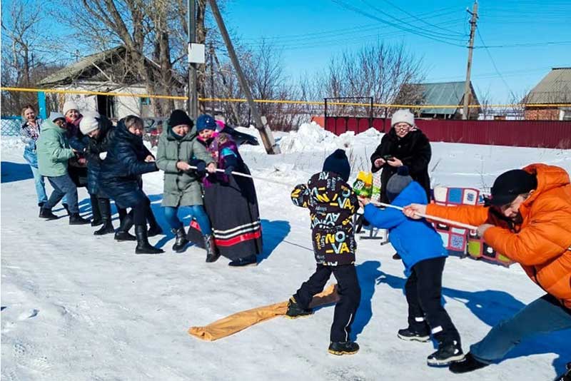 Новотройчане весело провожают зиму