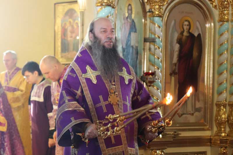 Епископ Ириней возглавил Божественную литургию в Петропавловском соборе Новотроицка