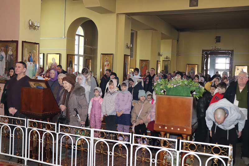 Епископ Ириней возглавил Божественную литургию в Петропавловском соборе Новотроицка