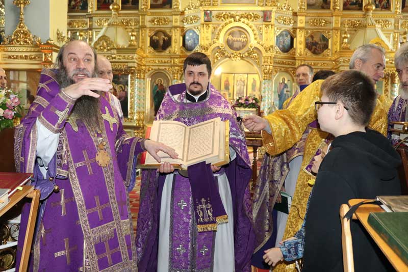 Епископ Ириней возглавил Божественную литургию в Петропавловском соборе Новотроицка