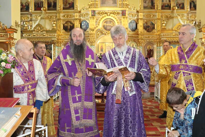 Епископ Ириней возглавил Божественную литургию в Петропавловском соборе Новотроицка