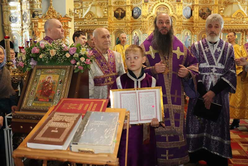 Епископ Ириней возглавил Божественную литургию в Петропавловском соборе Новотроицка