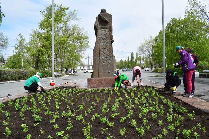 Более 500 цветочных кустов высадили металлурги-волонтеры в ходе экологического  субботника