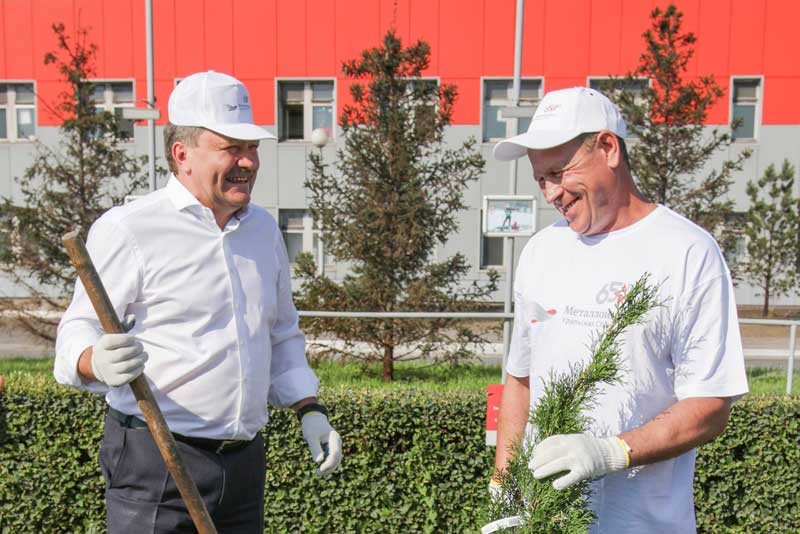 Металлурги «Уральской Стали» высадили аллею в честь юбилея комбината