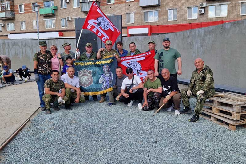 Активисты новотроицкого «Боевого братства» принимают участие в работе по созданию сквера памяти погибшим на СВО