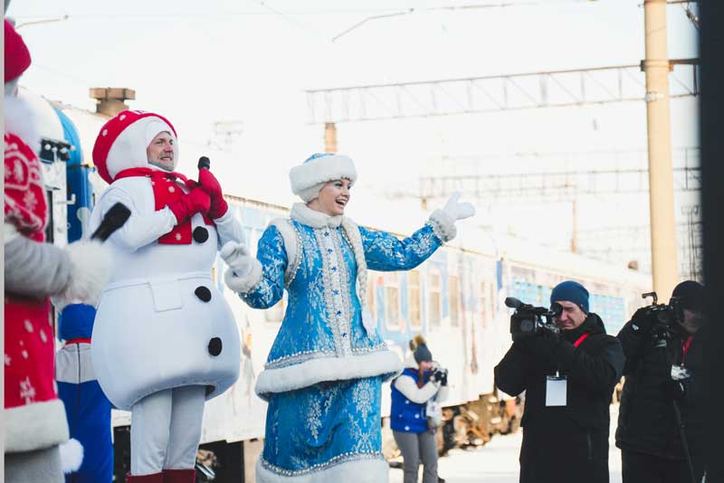 Поезд Деда Мороза в Оренбурге встретили  более 6 тысяч человек
