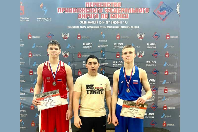 Воспитанники новотроицкого тренера Мурата Ишаулова стали серебряными призерами окружного первенства по боксу