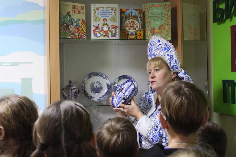В новотроицкой Библиотеке семейного чтения организовали выставку произведений гжельских мастеров из частных коллекций любителей самобытного промысла
