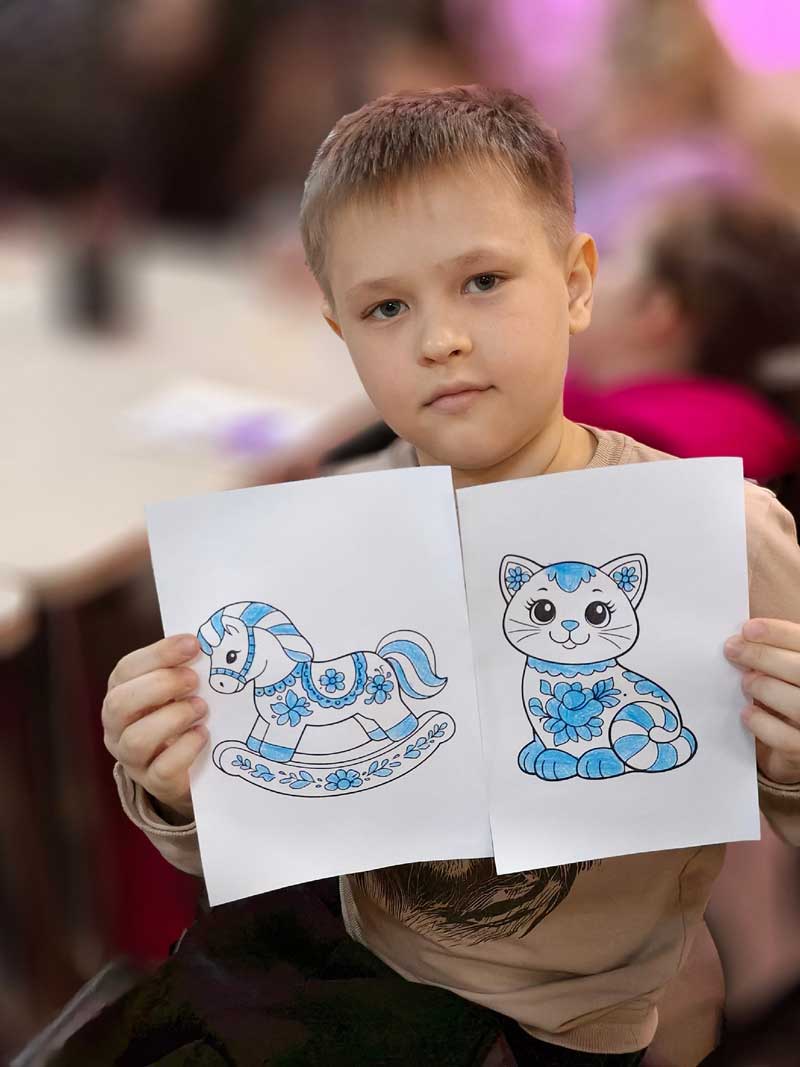 В новотроицкой Библиотеке семейного чтения организовали выставку произведений гжельских мастеров из частных коллекций любителей самобытного промысла