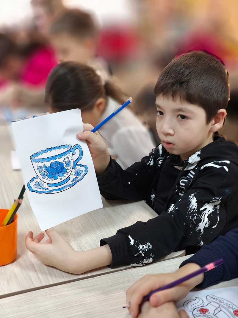 В новотроицкой Библиотеке семейного чтения организовали выставку произведений гжельских мастеров из частных коллекций любителей самобытного промысла