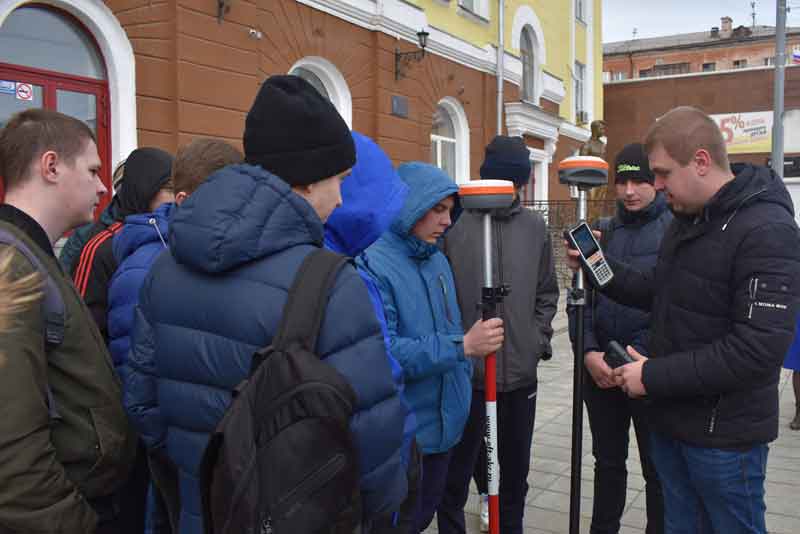 Будущие строители осваивали современные геодезические приборы (фото)