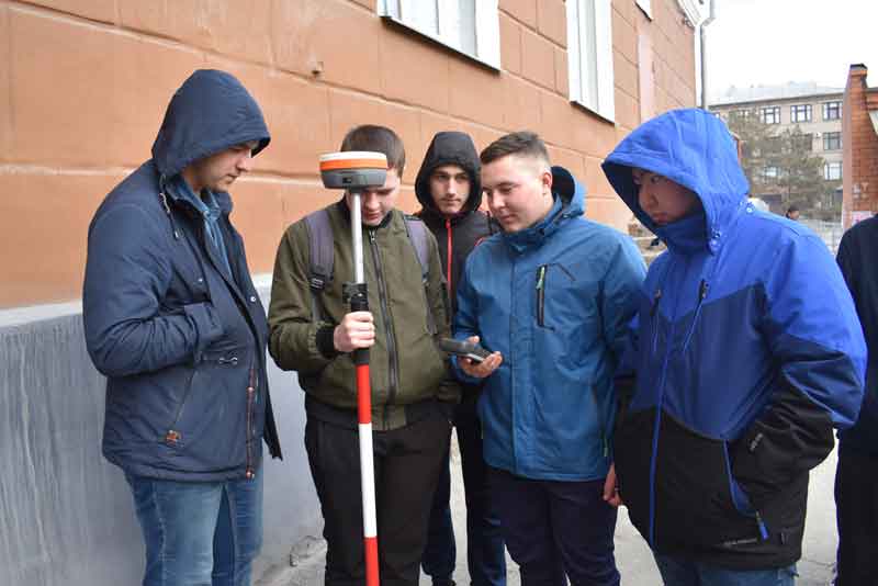 Будущие строители осваивали современные геодезические приборы (фото)