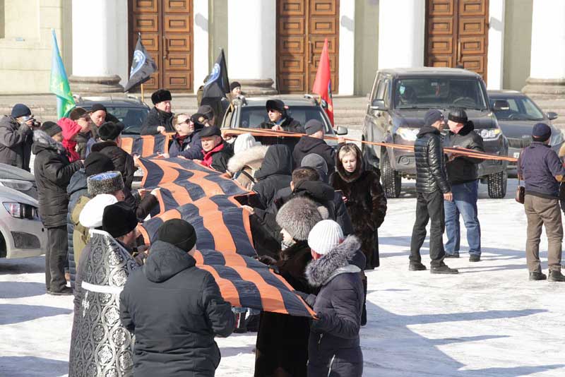 Автопробег в поддержку Президента РФ Владимира Путина и российской армии, с участием порядка 70 автомобилей, прошел сегодня в Новотроицке