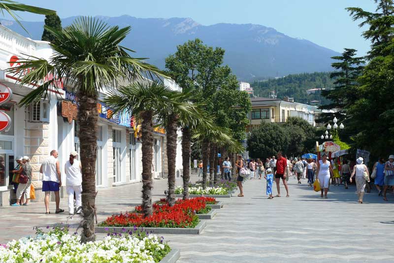 В Новотроицком музее зрителям представляют выставку «Крым – частица России» (6+)