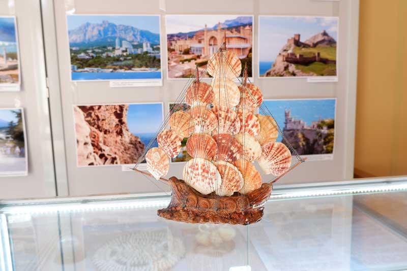 В Новотроицком музее зрителям представляют выставку «Крым – частица России» (6+)