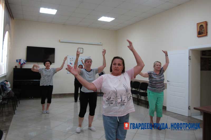 Новотроицкие ветераны – любители танцев – осваивают вальс-бостон