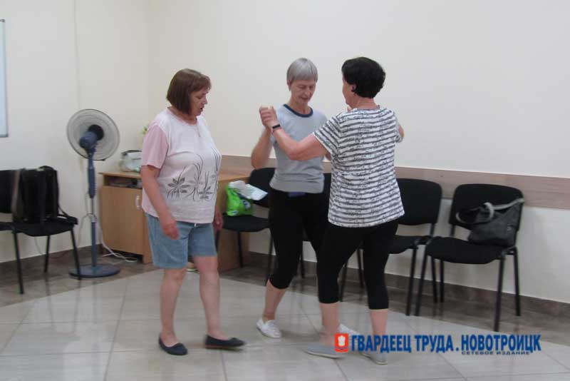 Новотроицкие ветераны – любители танцев – осваивают вальс-бостон
