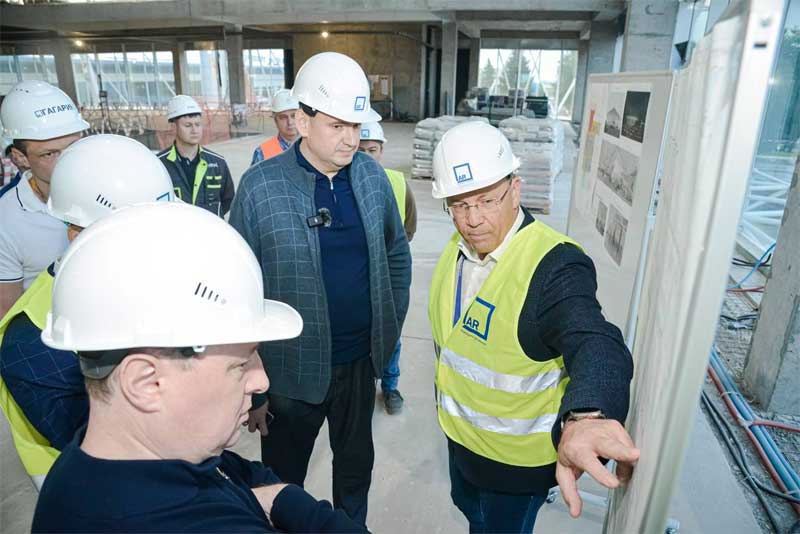 Перед вылетом на Петербургский экономический форум Е.Солнцев оценил работы по реконструкции аэропорта в Оренбурге