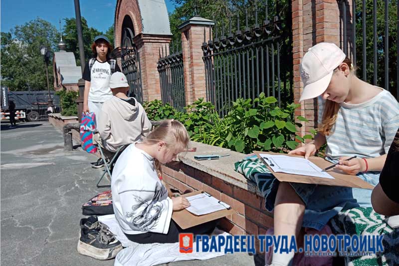 Юные художники Новотроицка искали вдохновение на свежем воздухе
