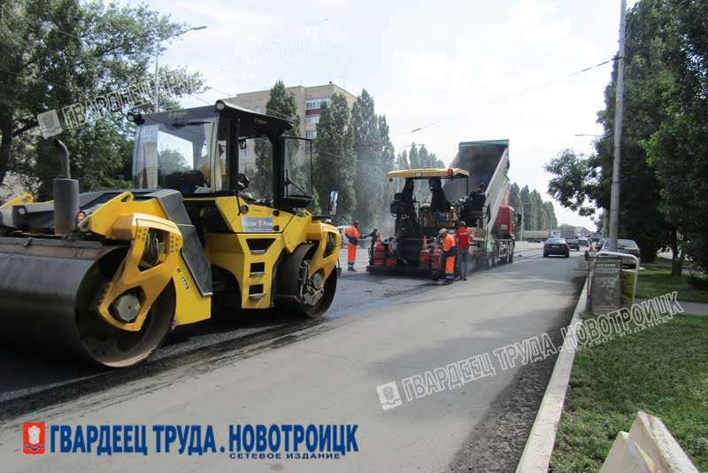 На главной улице Новотроицка ведут ремонт дороги