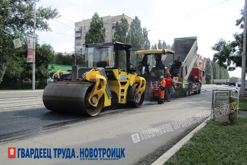 На главной улице Новотроицка ведут ремонт дороги