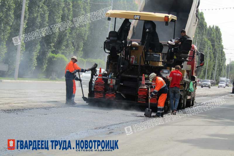 На главной улице Новотроицка ведут ремонт дороги