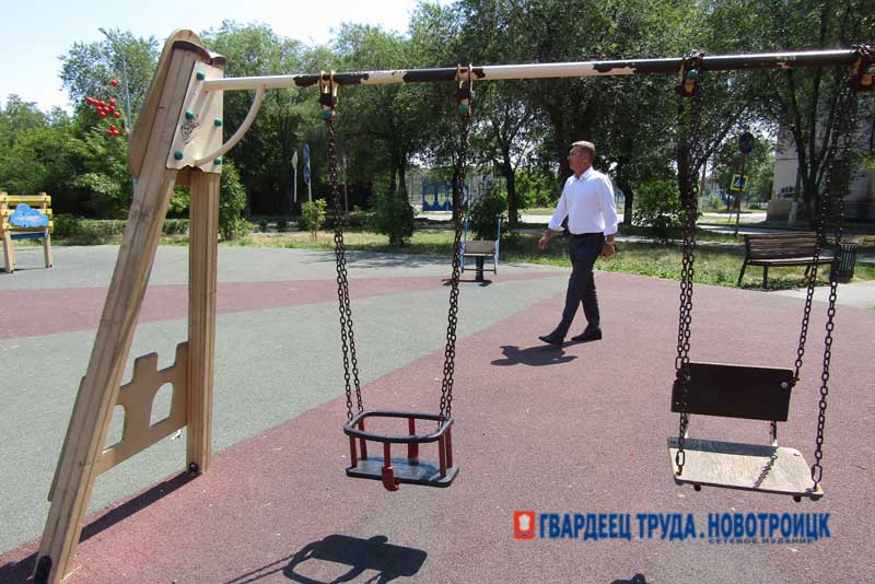 Глава Новотроицка Денис Меньшиков оценил работы, проводимые по благоустройству города