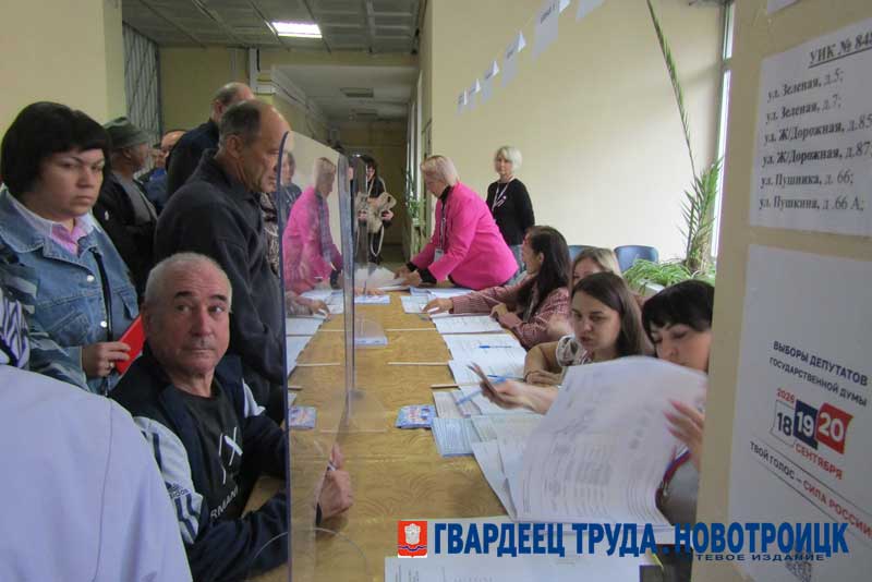 В Новотроицке перед избирателями выступил муниципальный камерный хор