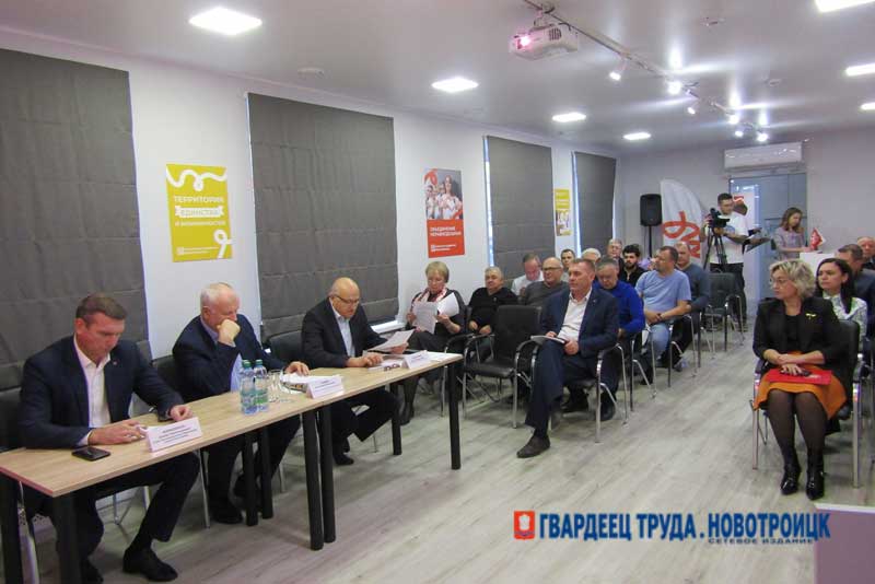 В Новотроицке представители директорского корпуса  обсудили вопросы занятости населения и завершения благоустройства городской площади