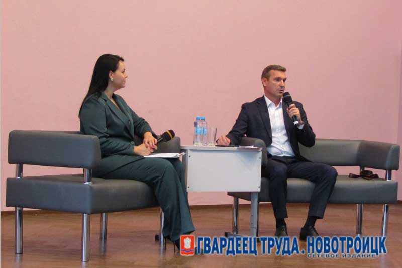 Глава Новотроицка провел со  студентами  «Диалог на равных»