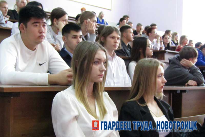 Глава Новотроицка провел со  студентами  «Диалог на равных»