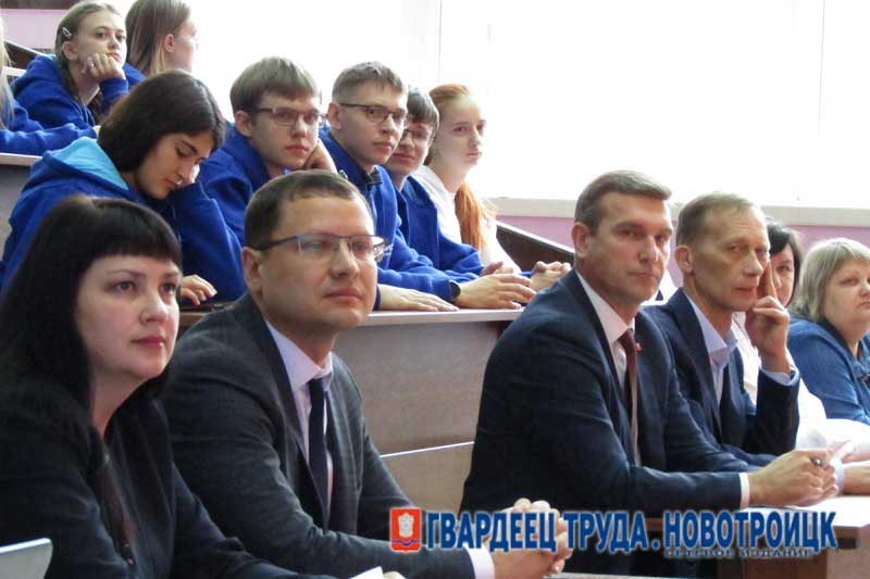 Глава Новотроицка провел со  студентами  «Диалог на равных»