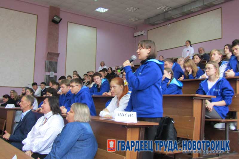 Глава Новотроицка провел со  студентами  «Диалог на равных»