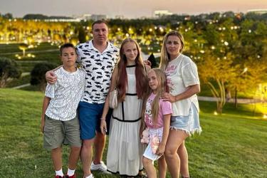 На одной волне. Многодетная семья Комаревцевых
