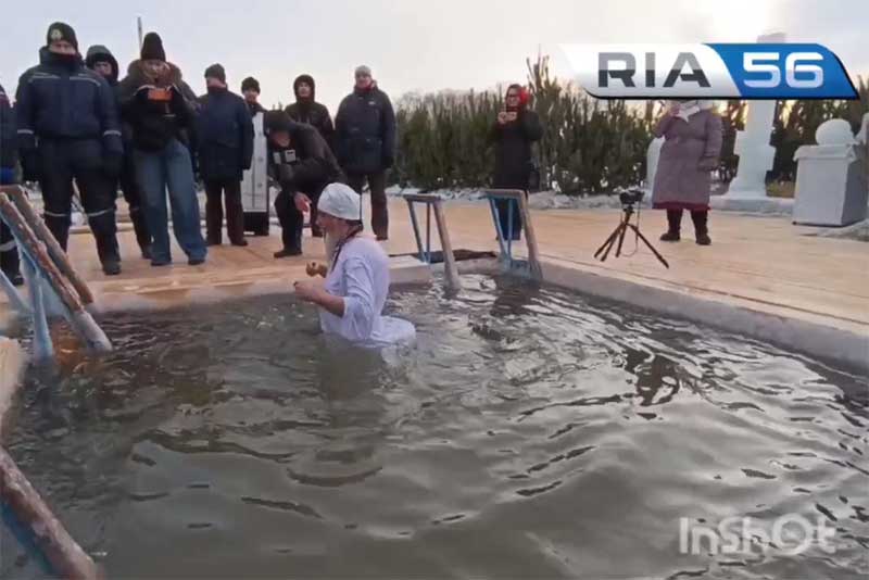 Митрополит Оренбургский и Саракташский Петр троекратно окунулся в крещенскую иордань