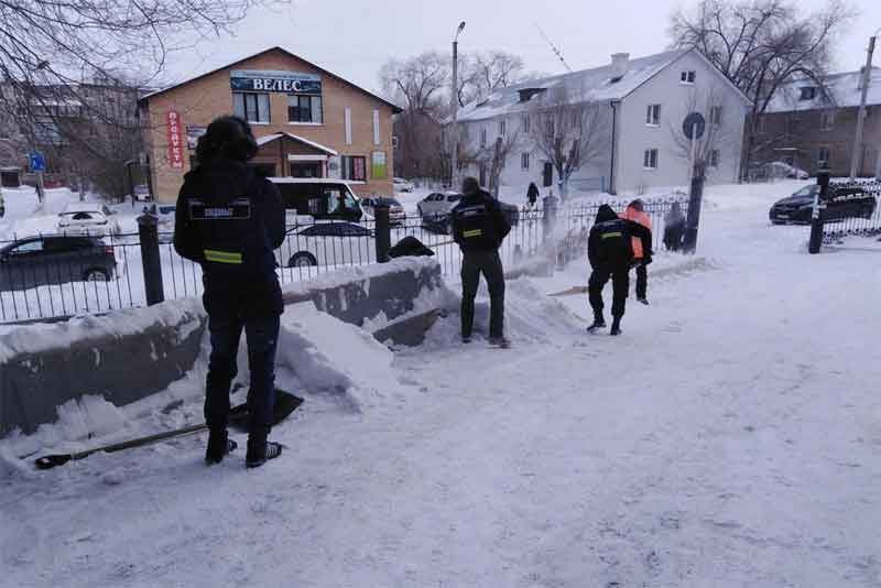 Волонтеры приходят на помощь попавшим в снежный плен (фото)