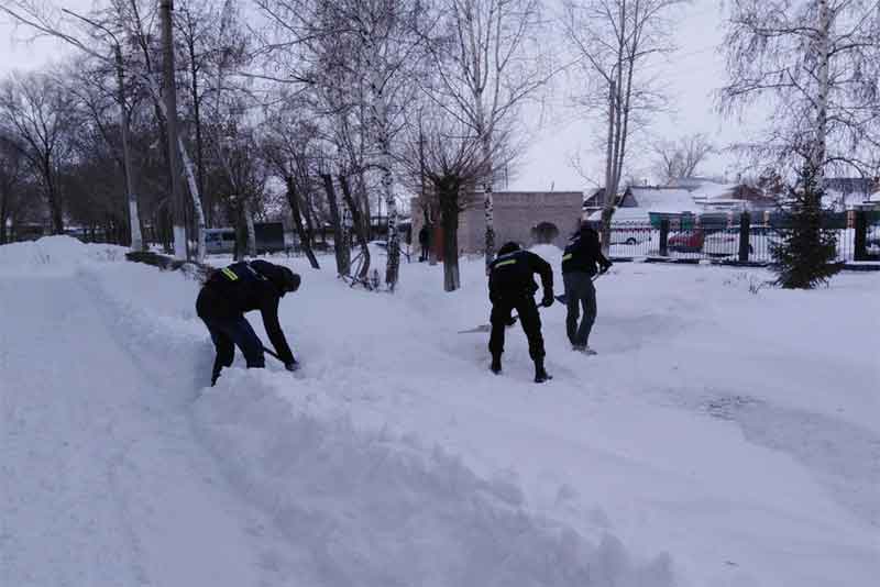 Волонтеры приходят на помощь попавшим в снежный плен (фото)