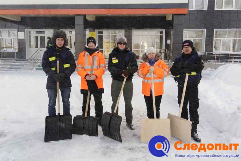 Волонтеры приходят на помощь попавшим в снежный плен (фото)