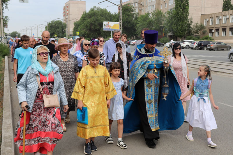 Новотройчане прошли по городу крестным ходом с иконой Табынской Божией Матери