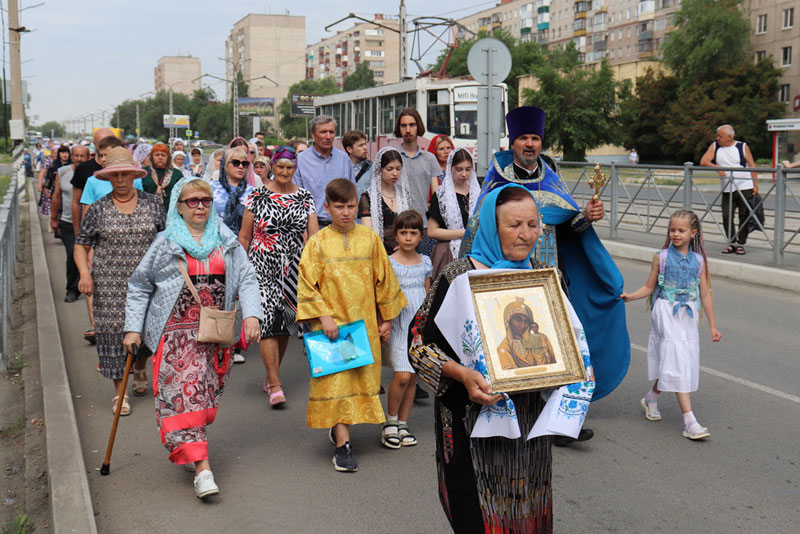 Новотройчане прошли по городу крестным ходом с иконой Табынской Божией Матери