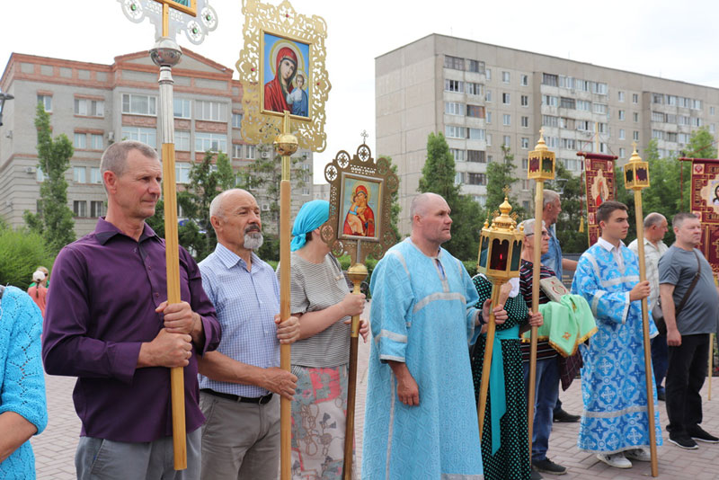 Новотройчане прошли по городу крестным ходом с иконой Табынской Божией Матери