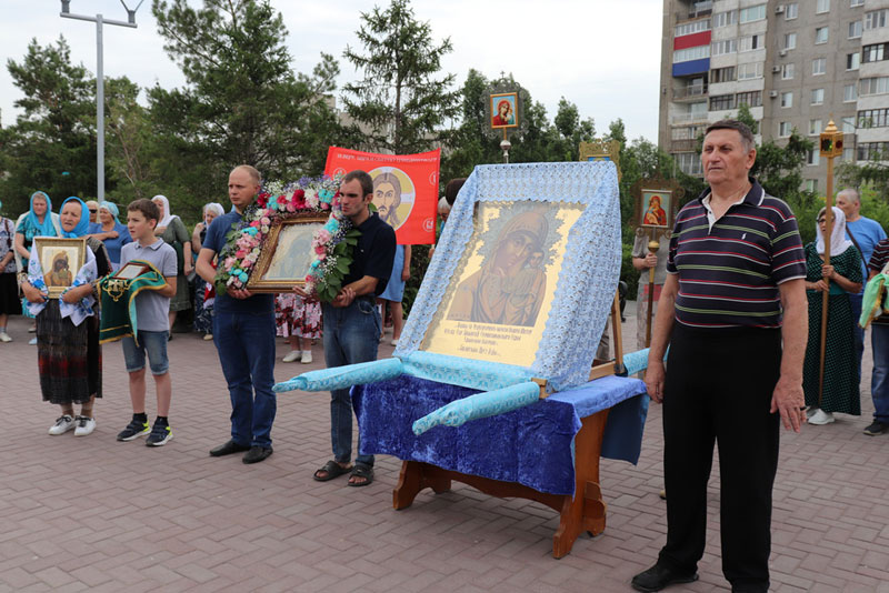 Новотройчане прошли по городу крестным ходом с иконой Табынской Божией Матери