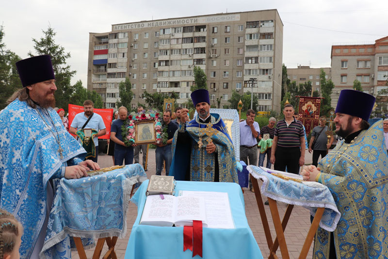 Новотройчане прошли по городу крестным ходом с иконой Табынской Божией Матери