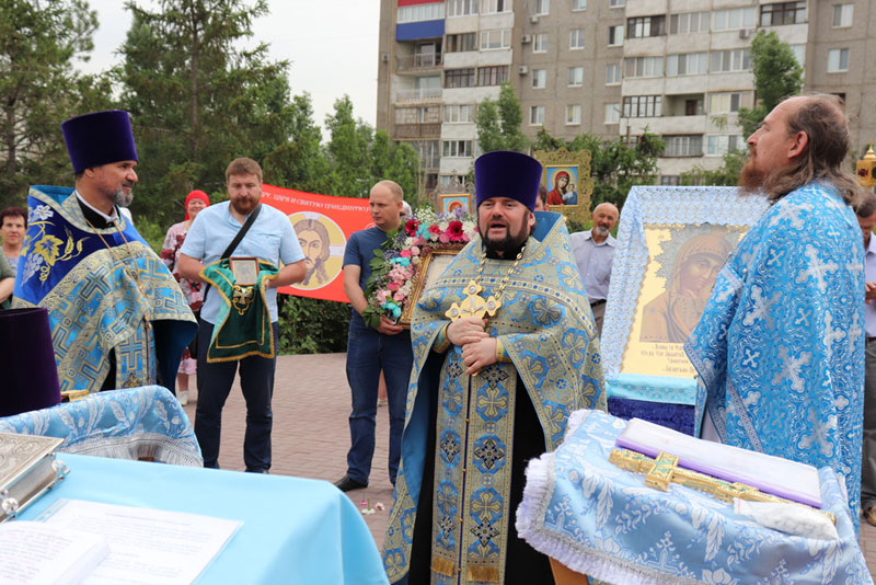 Новотройчане прошли по городу крестным ходом с иконой Табынской Божией Матери