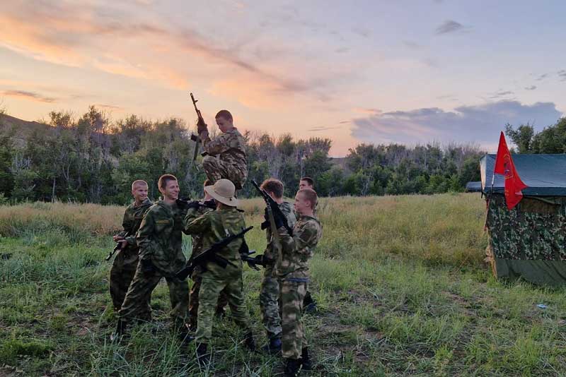 В Новотроицке стартовали юнармейские военно-полевые сборы