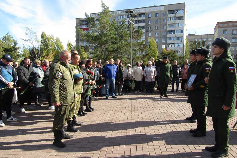 В последний путь. Новотроицк простился с бойцом СВО Феликсом Казаевым