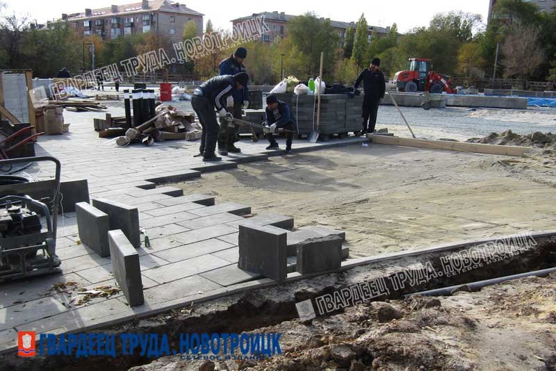 В Новотроицке завершается благоустройство территории бывшего  кинотеатра «Экран» 