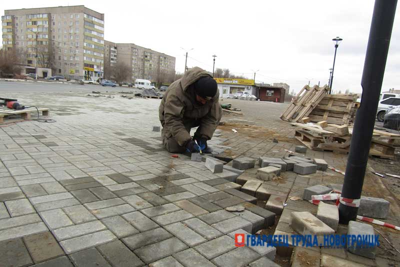 В Новотроицке работы по благоустройству площади перед городским рынком планируют завершить до конца ноября