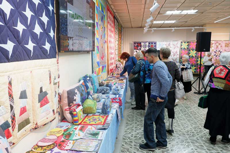 Новотроицкие мастерицы рукоделия представили свои работы на выставке «Палитра души» (0+)