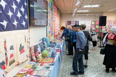 Новотроицкие мастерицы рукоделия представили свои работы на выставке «Палитра души» (0+)